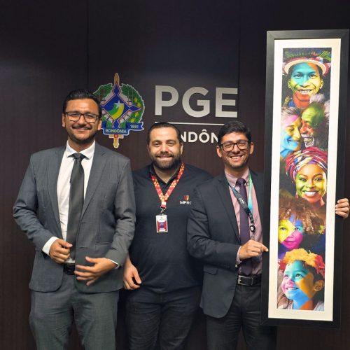 Excelência jurídica da PGE/RO é homenageada pelo MP/RO com obra artística.