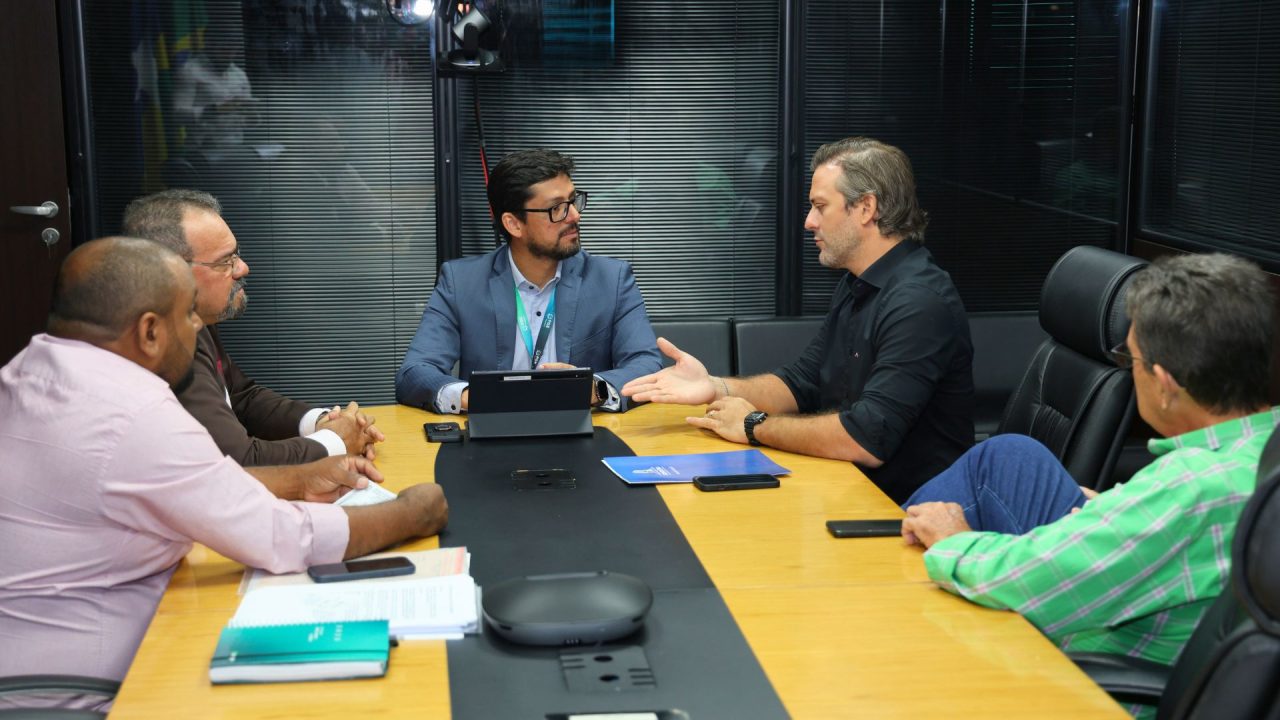 PGE-RO discute direitos dos soldados da borracha em reunião com Deputado Lucas Torres e representantes.