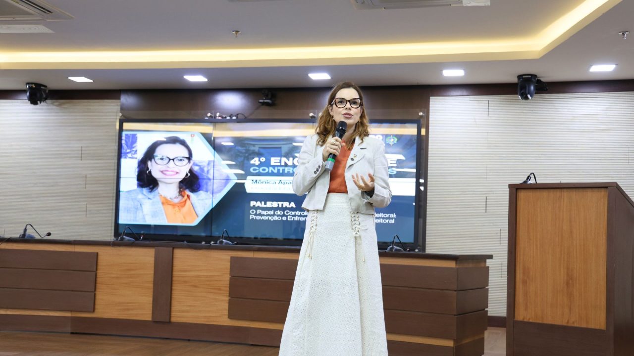 Assédio eleitoral é tema de palestra ministrada por Procuradora do Estado em encontro promovido pela CGE-RO