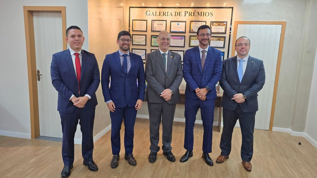 PGE-RO parabeniza novo presidente do TRE-RO em visita institucional.