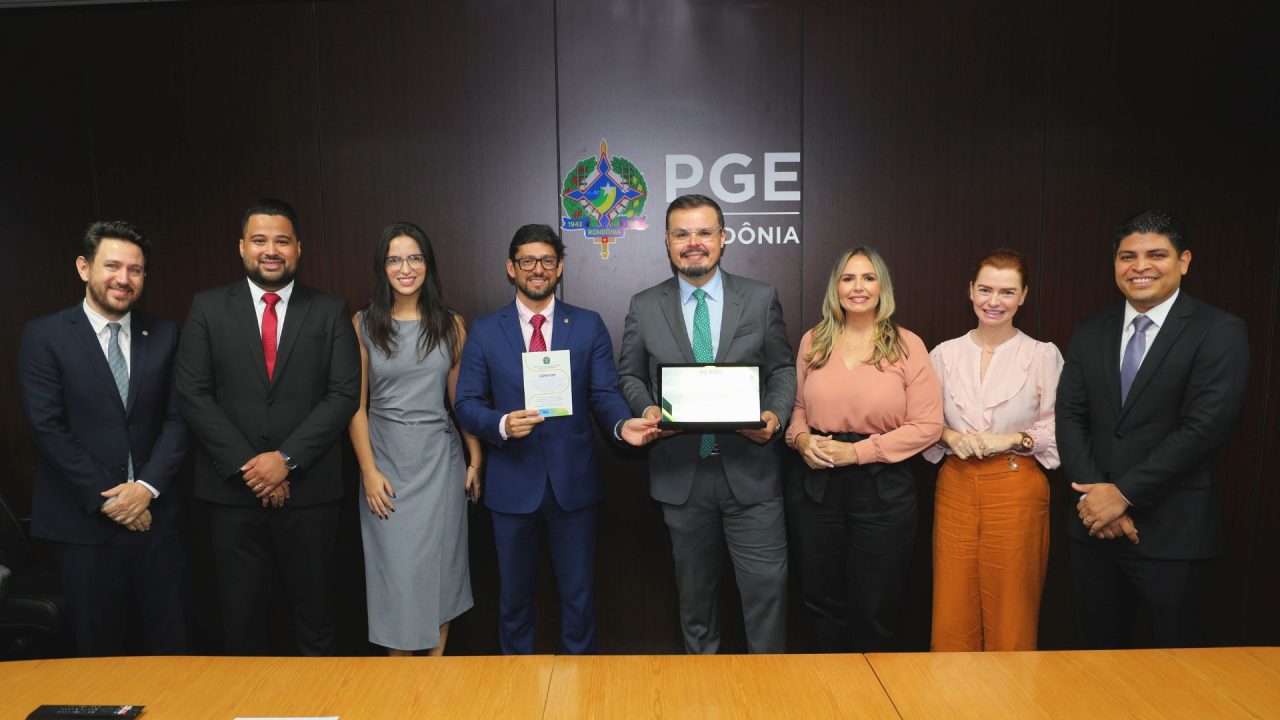 PGE-RO entrega homenagem à OAB-RO e recebe convite para solenidade durante visita institucional.