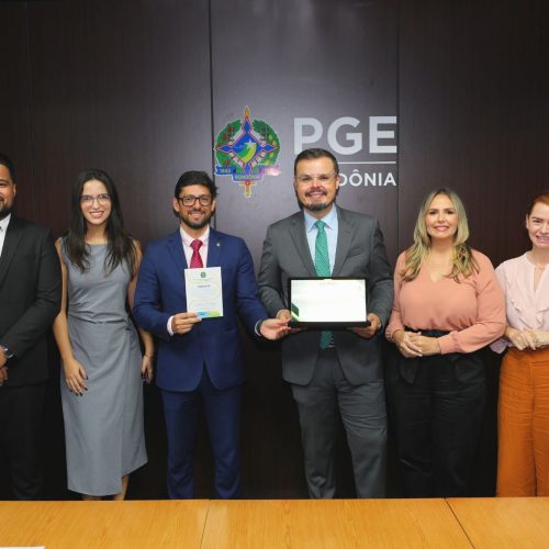 PGE-RO entrega homenagem à OAB-RO e recebe convite para solenidade durante visita institucional.