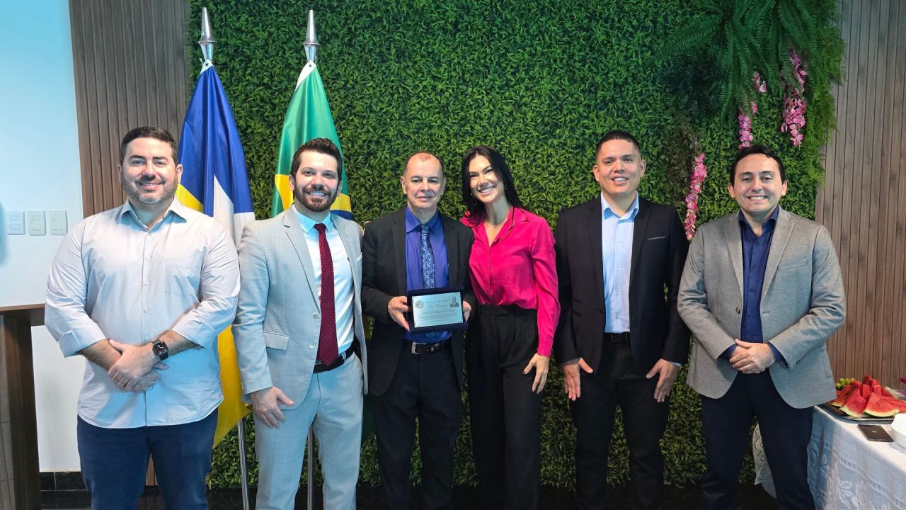 Diretor da Procuradoria do Contencioso é homenageado por procuradores e servidores da unidade.