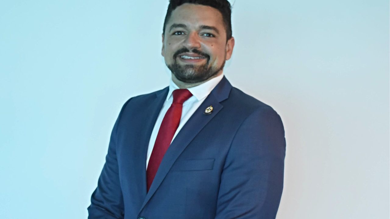 Artur Leandro Veloso de Souza: competência e dinamismo em prol da PGE.