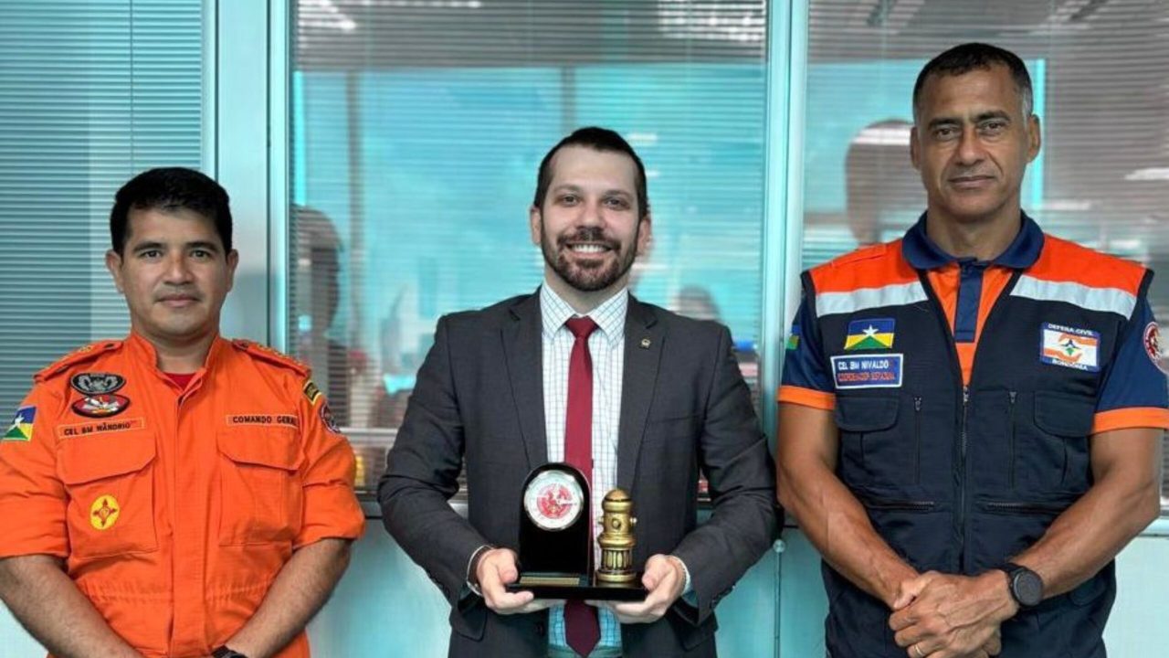 PGE-RO recebe homenagem do Corpo de Bombeiros pelo trabalho desempenhado