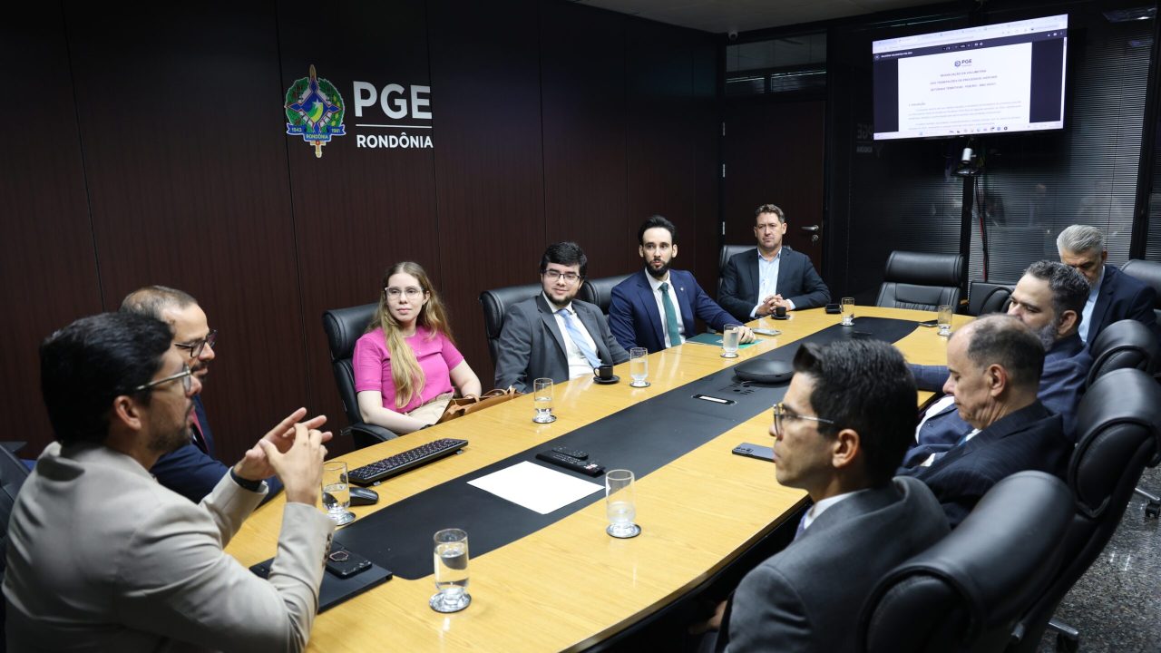 PGE/RO conduz reunião sobre o volume de tramitação de processos nas diretorias judiciais no ano de 2024.