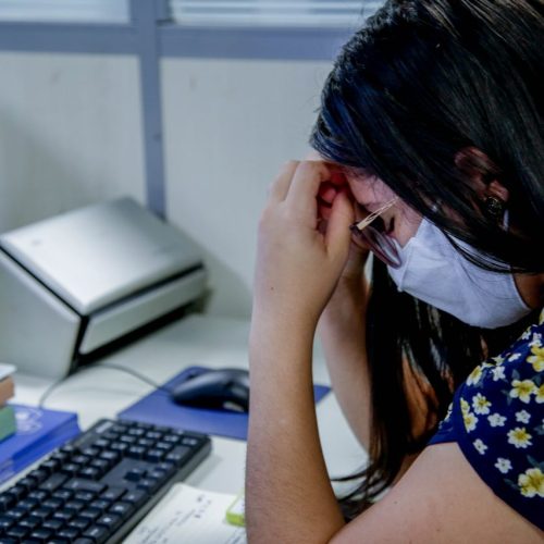 No mês de prevenção ao suicídio, especialistas alertam sobre os sintomas ligados à depressão e divulgam centrais de atendimento