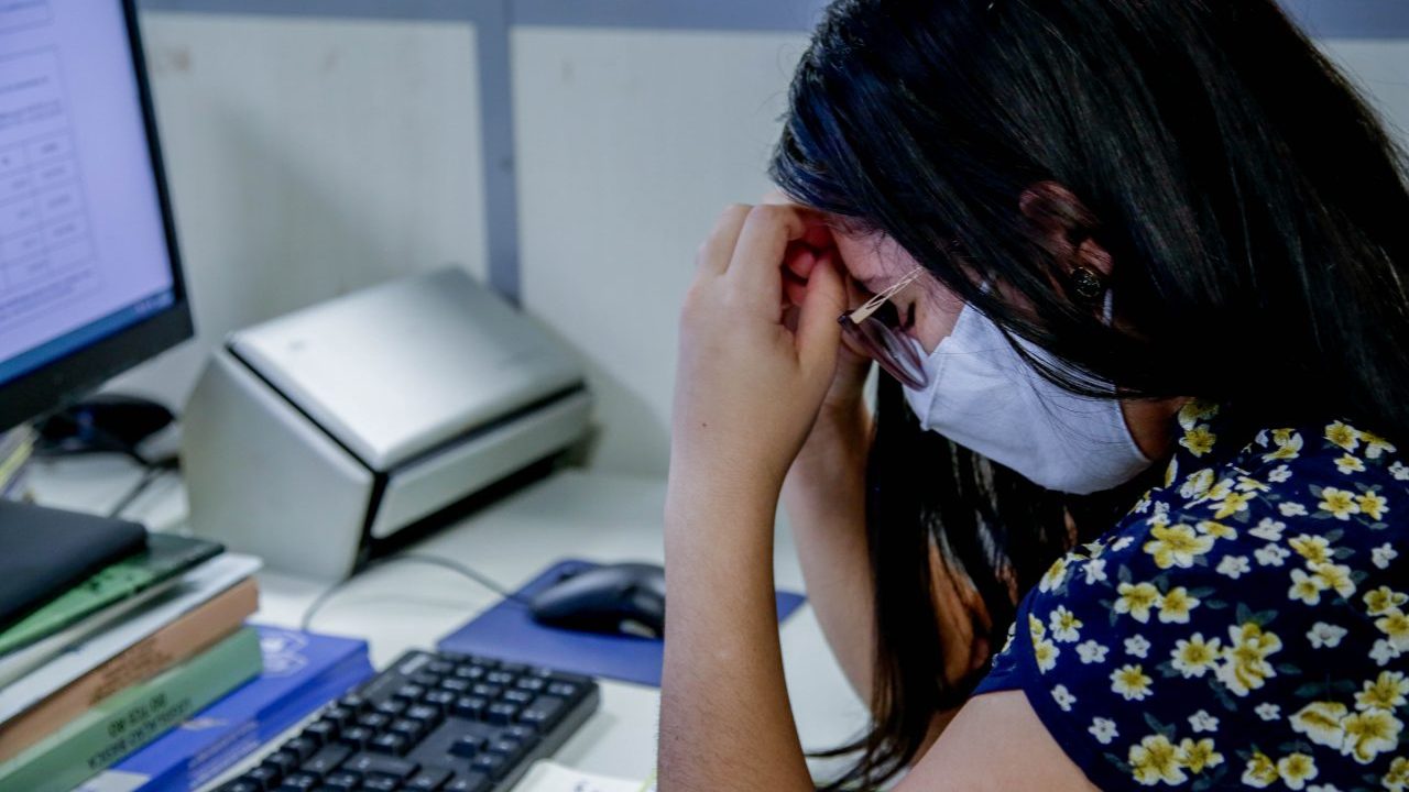 No mês de prevenção ao suicídio, especialistas alertam sobre os sintomas ligados à depressão e divulgam centrais de atendimento