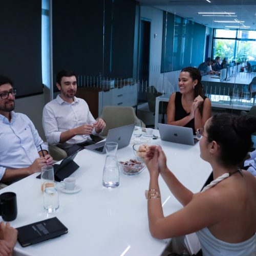 PGE-RO conhece instalações de empresa de tecnologia e projetos de IA implementados no MP-CE e TCE-CE