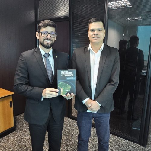 PGE/RO recebe exemplar de livro sobre Inteligência Estratégica em visita de ex-servidor
