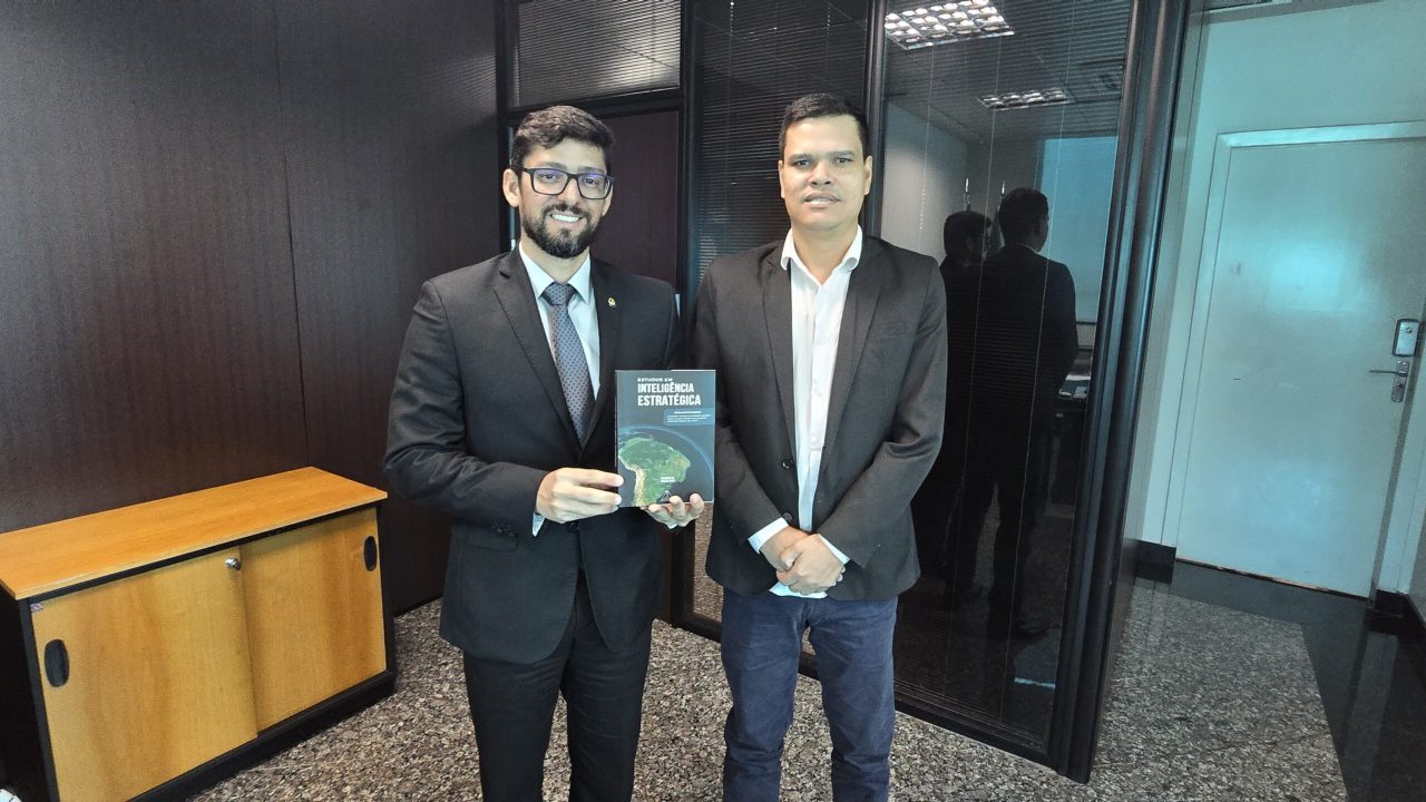 PGE/RO recebe exemplar de livro sobre Inteligência Estratégica em visita de ex-servidor