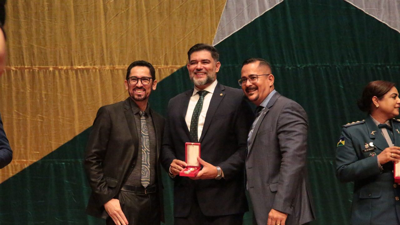 PGE/RO recebe medalha de honra do Corpo de Bombeiros do Estado