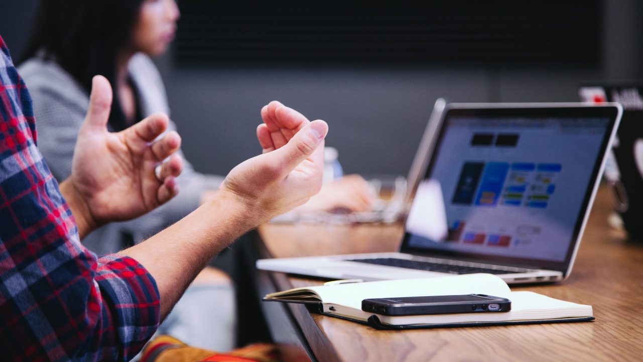 O atendimento ao cidadão pela PGE pode ser feito de forma presencial e online