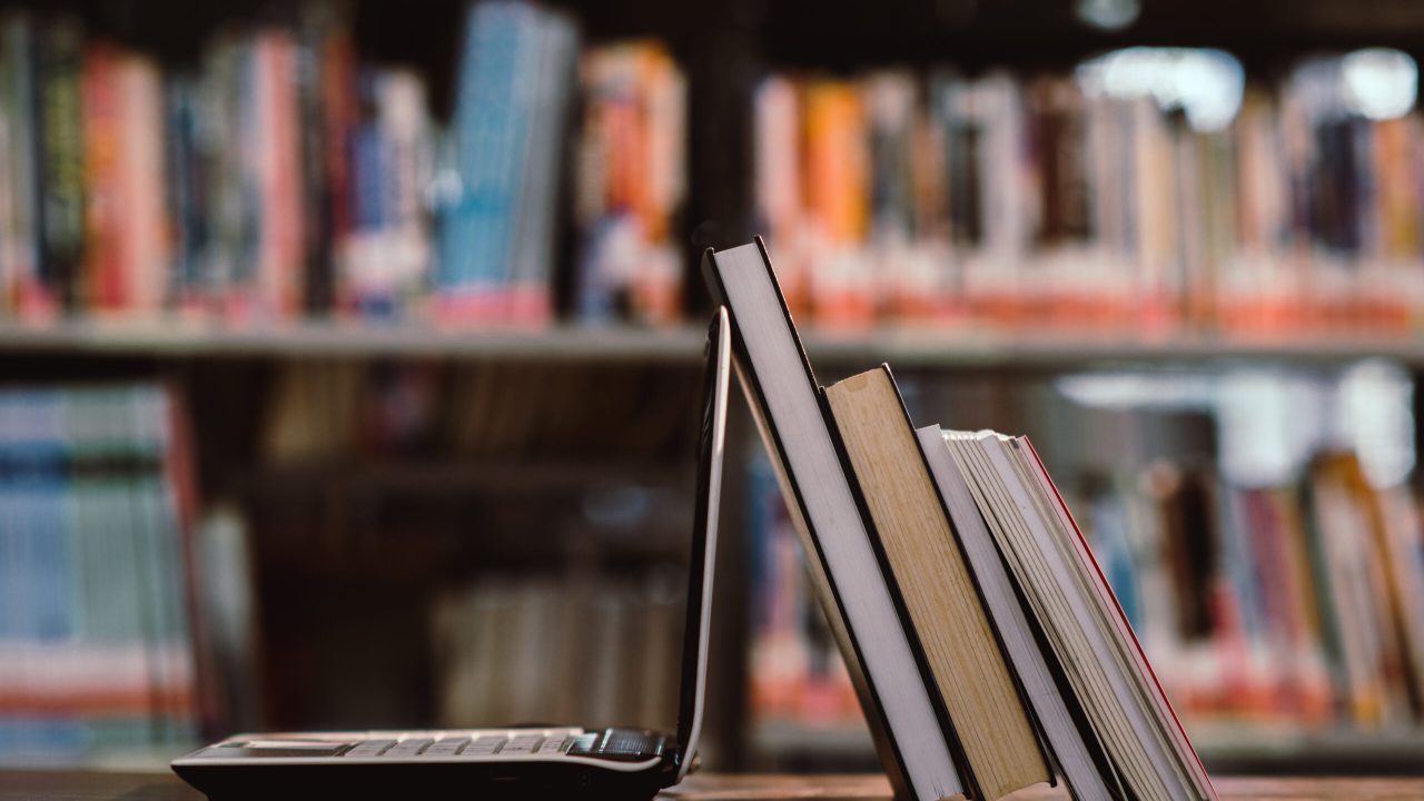 Servidores da PGE têm acesso à plataforma digital “Minha Biblioteca” para pesquisa e aperfeiçoamento.